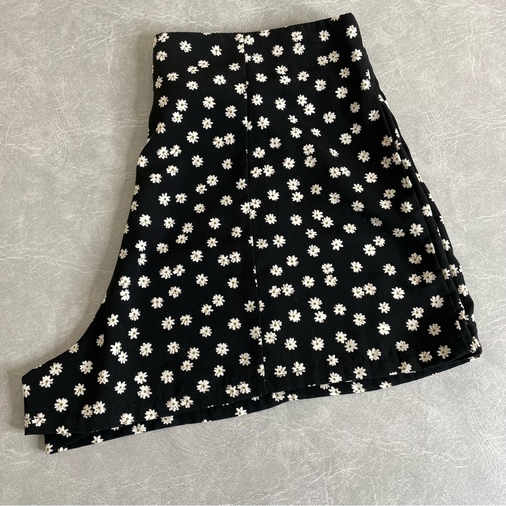 Monteau Black Daisy Floral High Waist Flared Leg Shorts - Picture 10 of 10